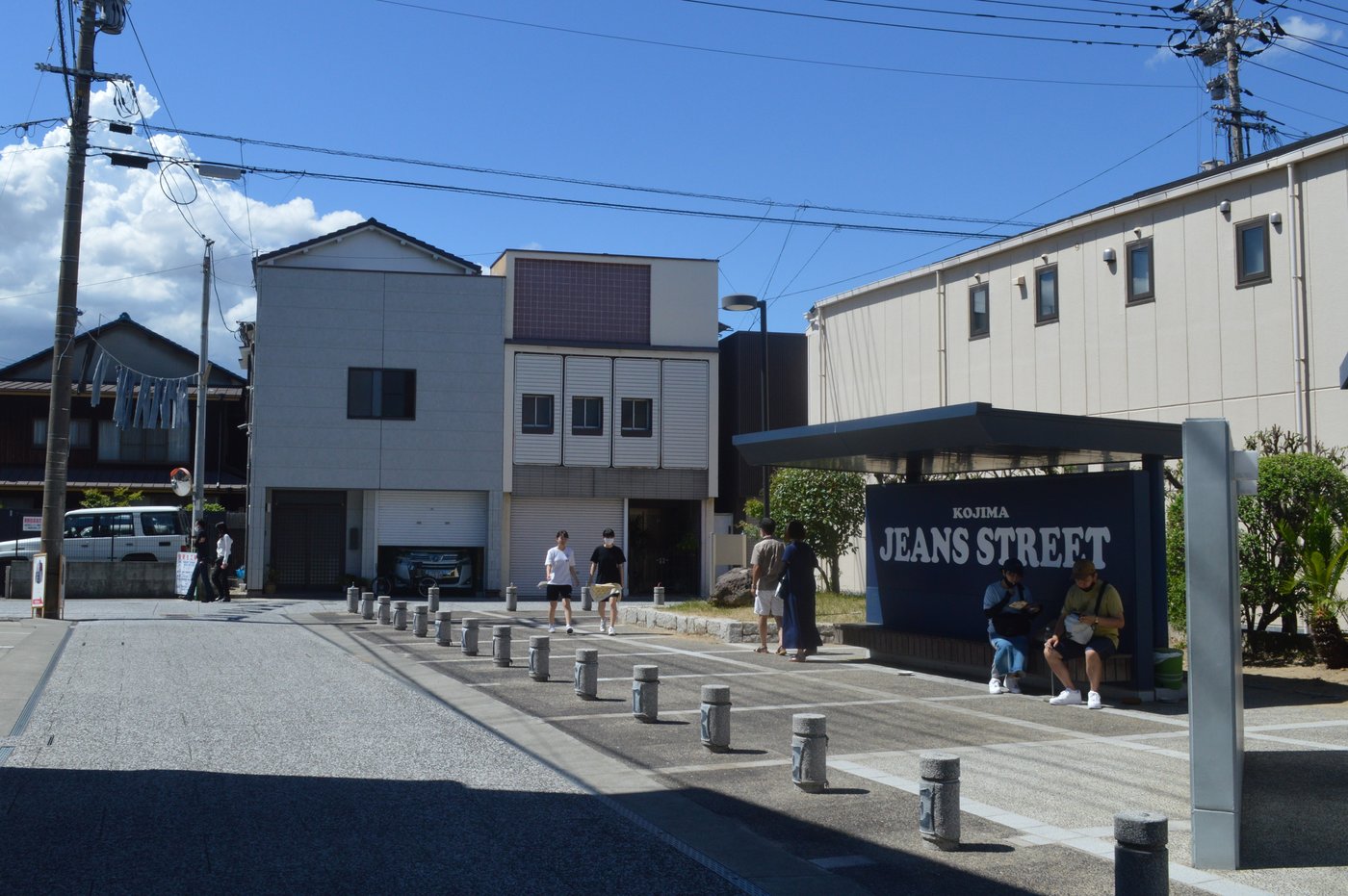ジーンズストリートの看板とベンチのあるポケットパーク、2021年8月